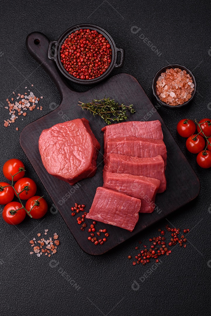 Carne bovina crua cortada em tiras Tomates cereja Sal rosa do Himalaia Pimenta em grãos