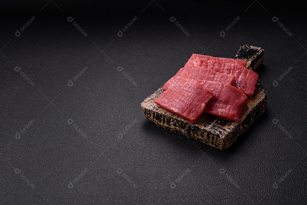 Carne bovina crua cortada em tiras Tomates cereja Sal rosa do Himalaia Pimenta em grãos