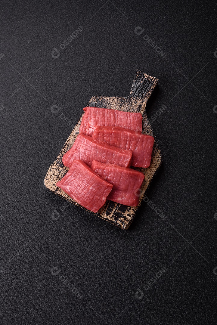 Carne bovina crua cortada em tiras Tomates cereja Sal rosa do Himalaia Pimenta em grãos
