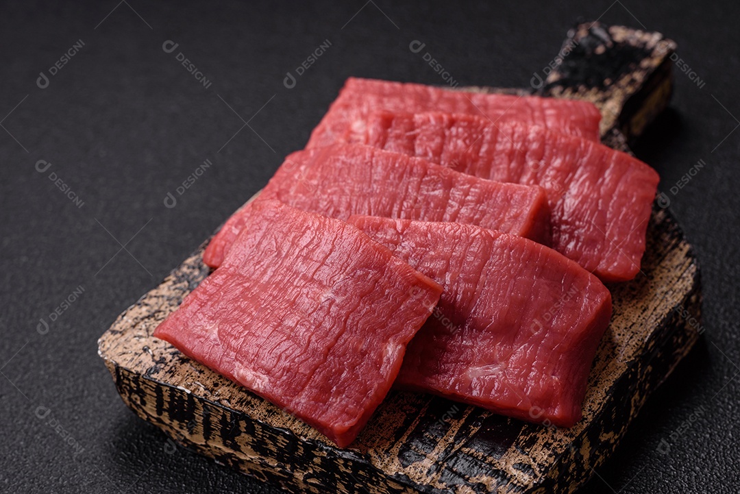 Carne bovina crua cortada em tiras Tomates cereja Sal rosa do Himalaia Pimenta em grãos