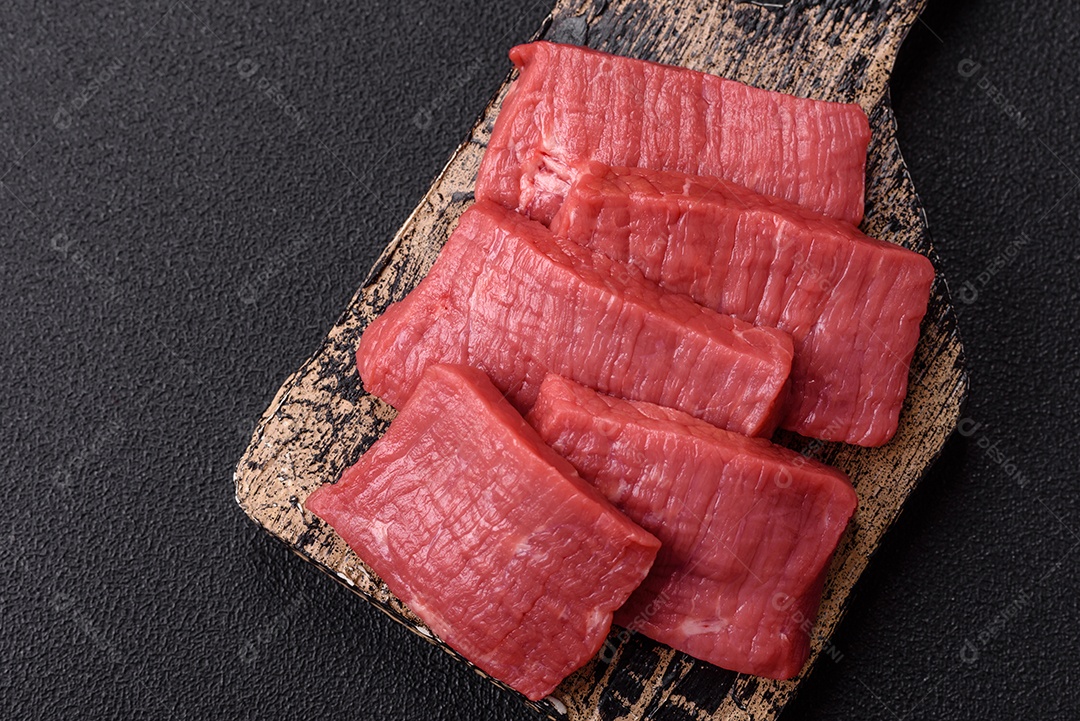 Carne bovina crua cortada em tiras Tomates cereja Sal rosa do Himalaia Pimenta em grãos