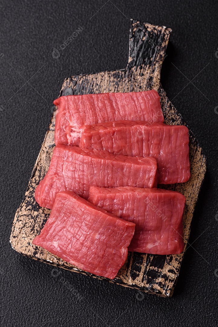 Carne bovina crua cortada em tiras Tomates cereja Sal rosa do Himalaia Pimenta em grãos