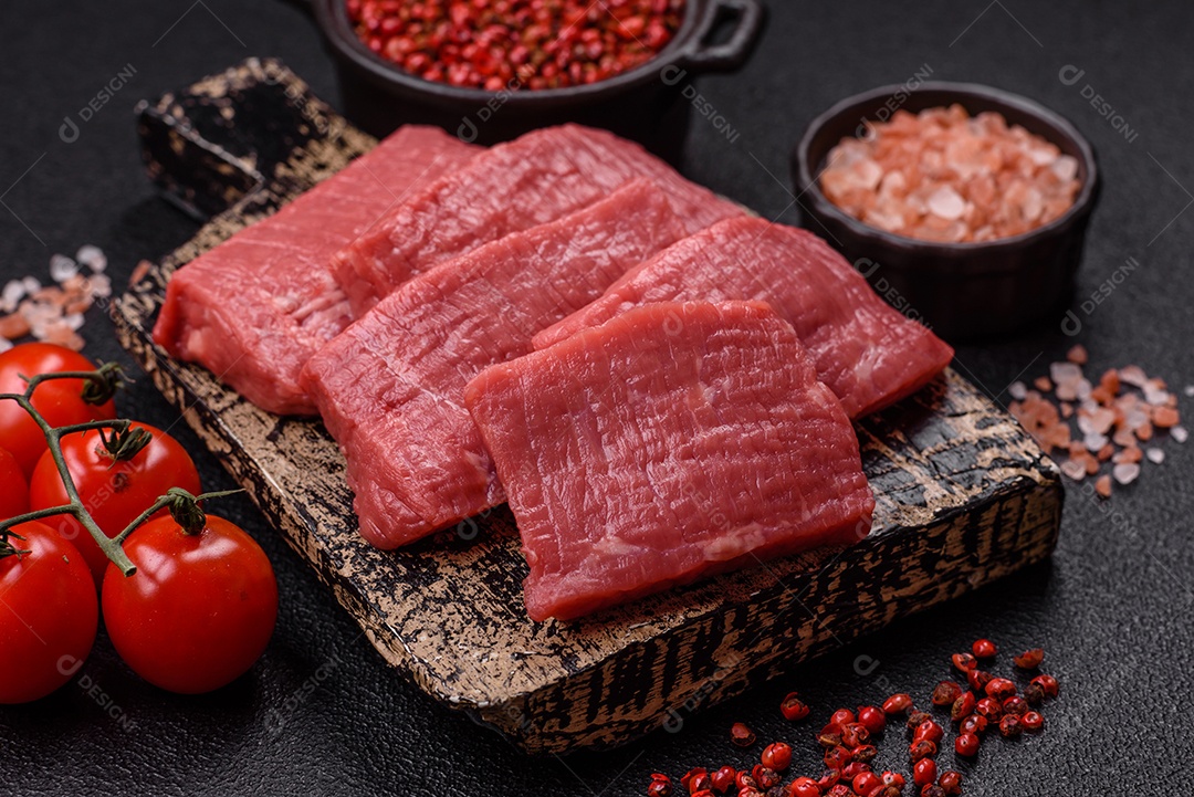 Carne bovina crua cortada em tiras Tomates cereja Sal rosa do Himalaia Pimenta em grãos