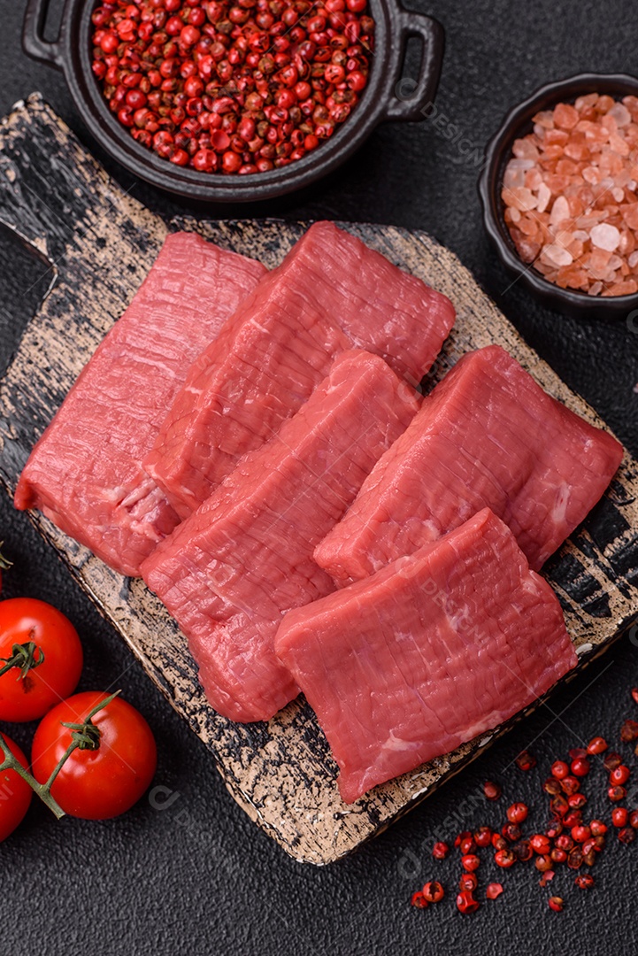 Carne bovina crua cortada em tiras Tomates cereja Sal rosa do Himalaia Pimenta em grãos
