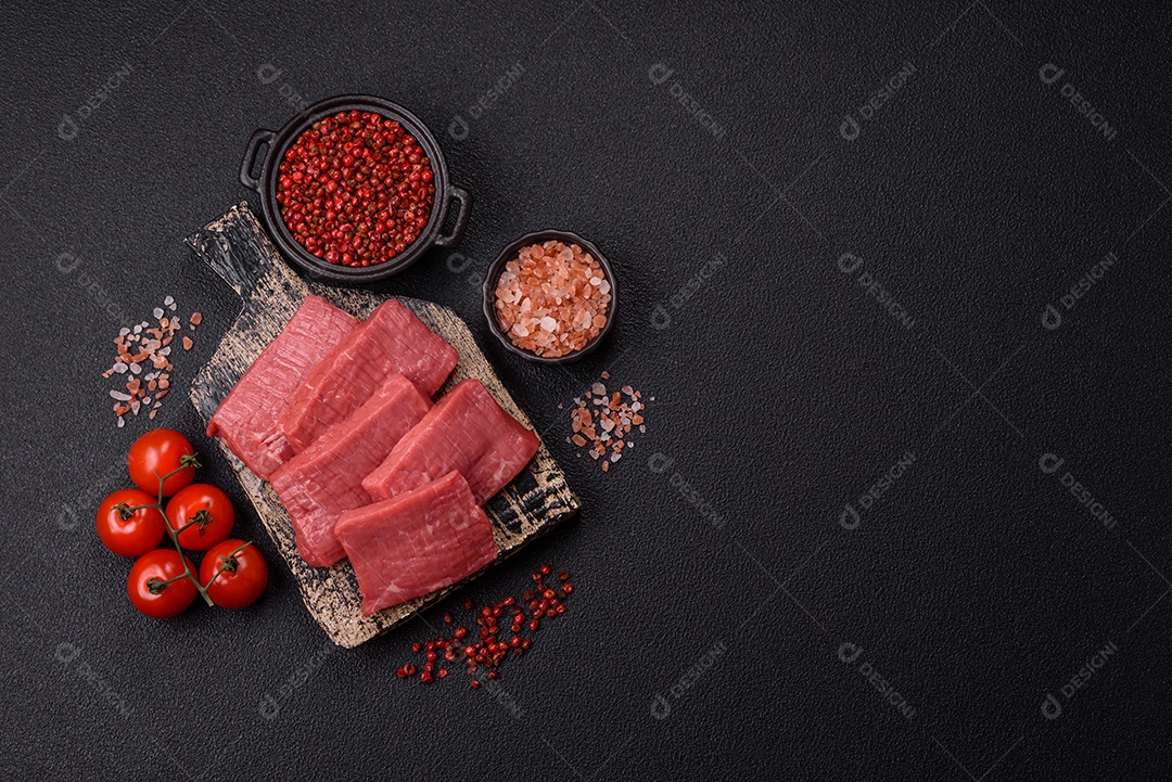 Carne bovina crua cortada em tiras Tomates cereja Sal rosa do Himalaia Pimenta em grãos