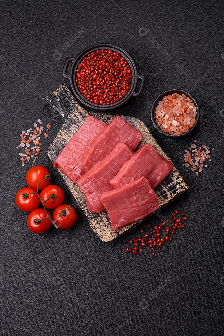 Carne bovina crua cortada em tiras Tomates cereja Sal rosa do Himalaia Pimenta em grãos