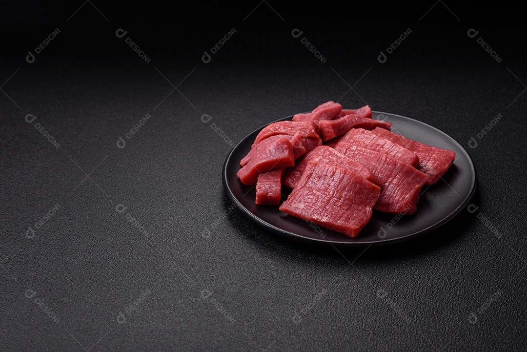 Carne bovina crua cortada em tiras Tomates cereja Sal rosa do Himalaia Pimenta em grãos