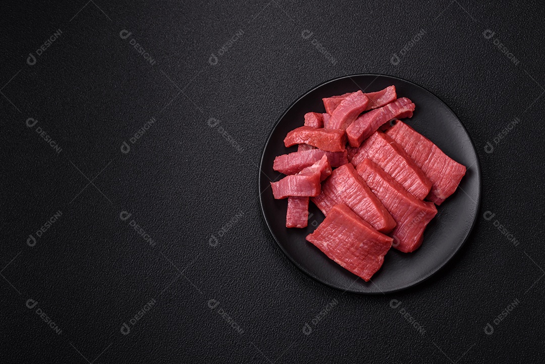 Carne bovina crua cortada em tiras Tomates cereja Sal rosa do Himalaia Pimenta em grãos