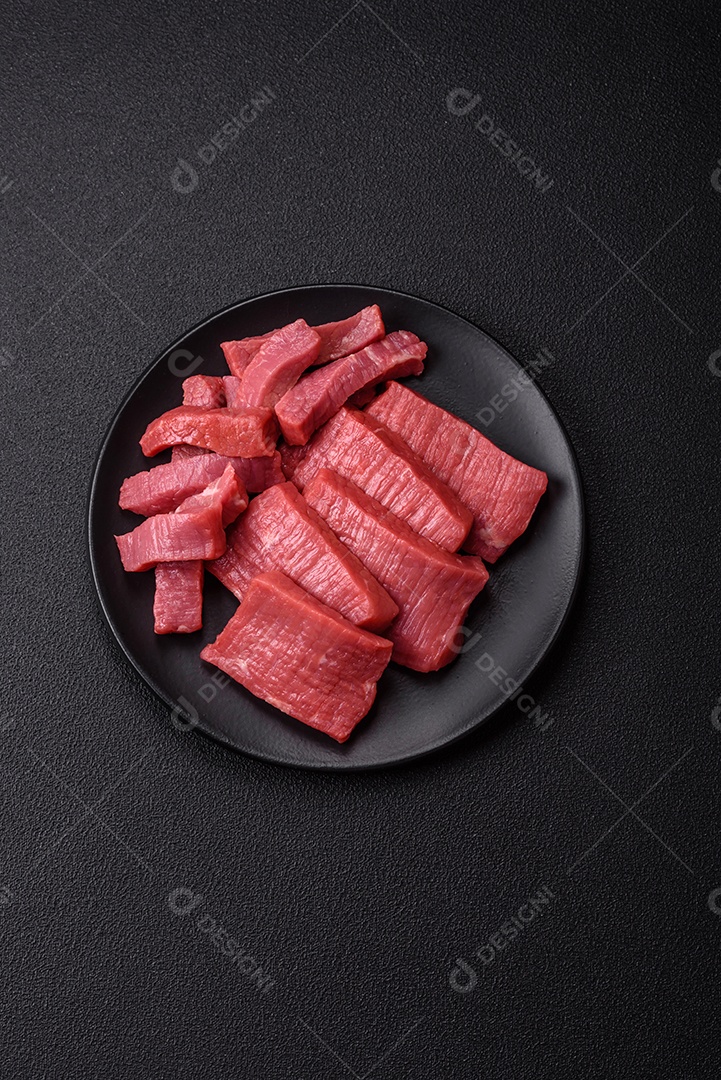 Carne bovina crua cortada em tiras Tomates cereja Sal rosa do Himalaia Pimenta em grãos