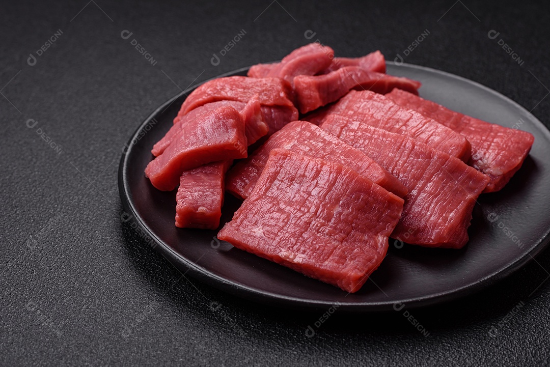 Carne bovina crua cortada em tiras Tomates cereja Sal rosa do Himalaia Pimenta em grãos