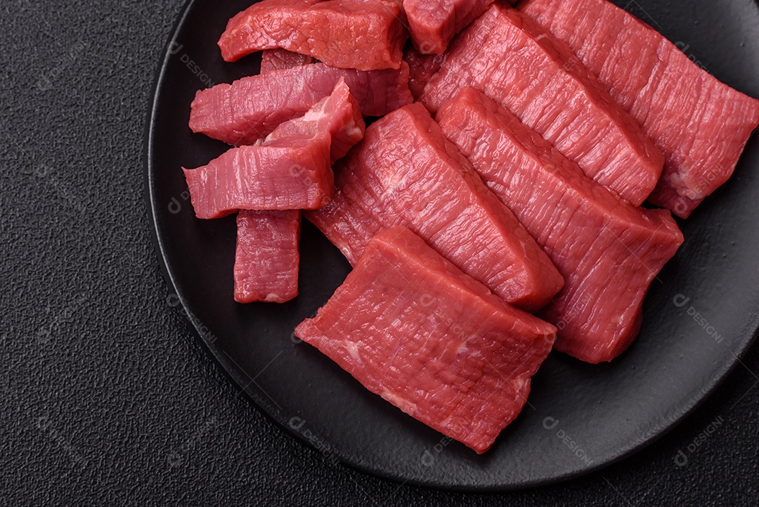 Carne bovina crua cortada em tiras Tomates cereja Sal rosa do Himalaia Pimenta em grãos