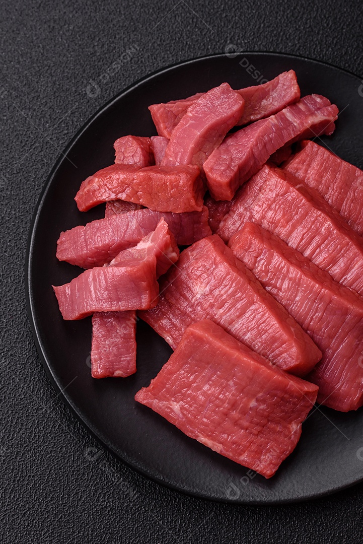 Carne bovina crua cortada em tiras Tomates cereja Sal rosa do Himalaia Pimenta em grãos