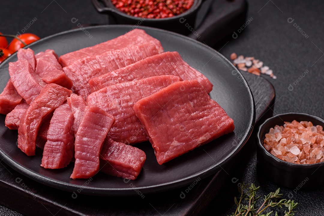 Carne bovina crua cortada em tiras Tomates cereja Sal rosa do Himalaia Pimenta em grãos