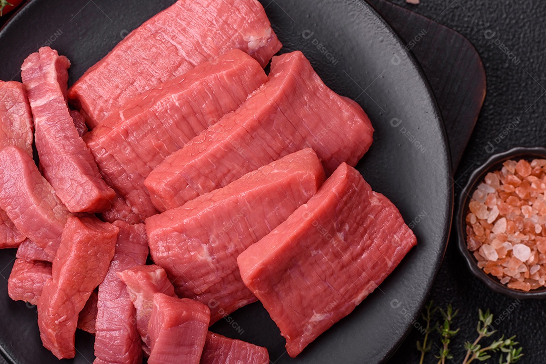 Carne bovina crua cortada em tiras Tomates cereja Sal rosa do Himalaia Pimenta em grãos