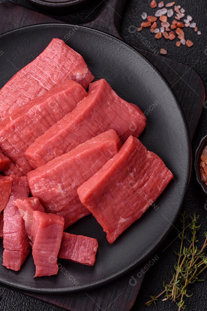 Carne bovina crua cortada em tiras Tomates cereja Sal rosa do Himalaia Pimenta em grãos