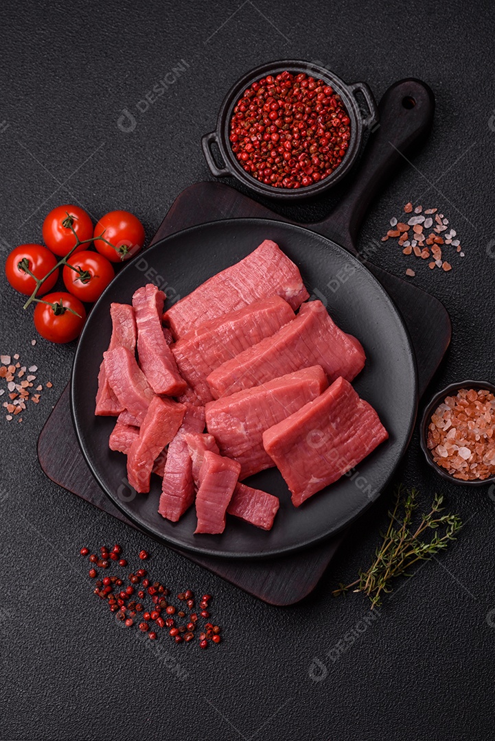 Carne bovina crua cortada em tiras Tomates cereja Sal rosa do Himalaia Pimenta em grãos