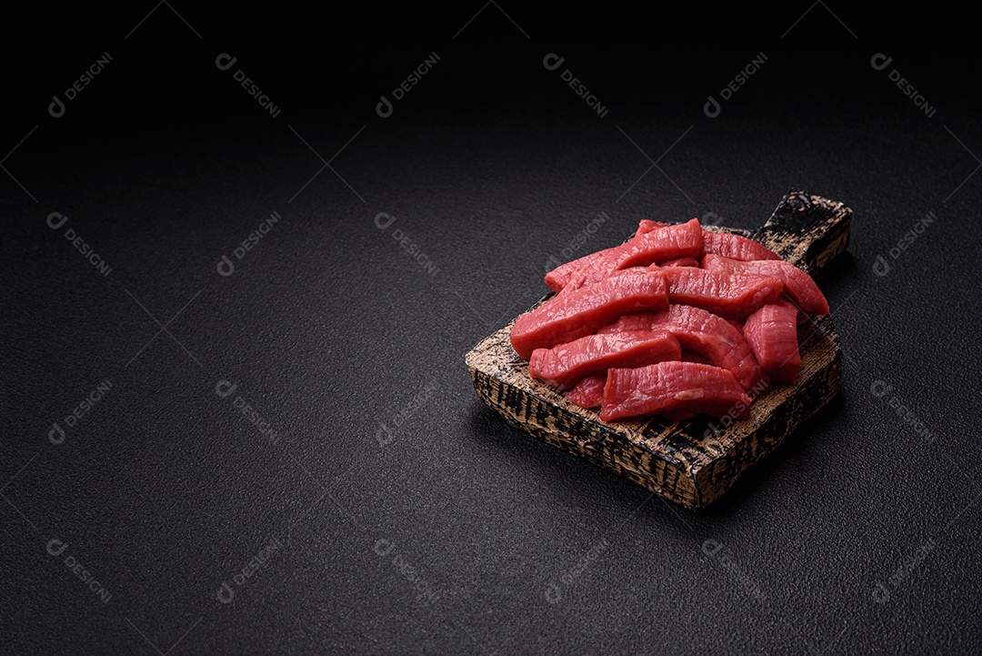 A imagem mostra dois pedaços de carne vermelha crua, que parecem ser filés, provavelmente de Filé Mignon