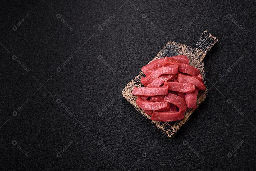 Carne bovina crua cortada em tiras Tomates cereja Sal rosa do Himalaia Pimenta em grãos