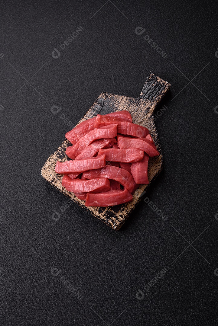 Carne bovina crua cortada em tiras Tomates cereja Sal rosa do Himalaia Pimenta em grãos