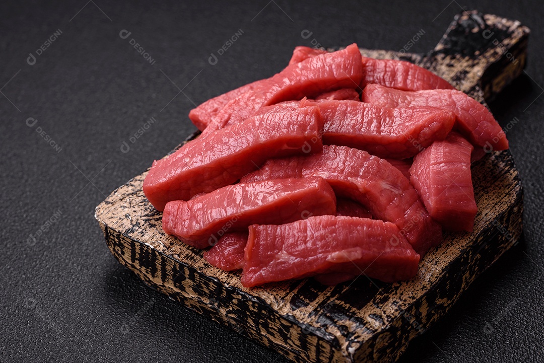 Carne bovina crua cortada em tiras Tomates cereja Sal rosa do Himalaia Pimenta em grãos