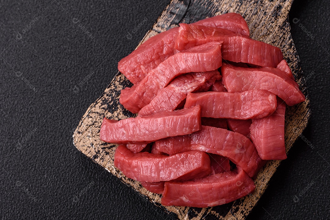 Carne bovina crua cortada em tiras Tomates cereja Sal rosa do Himalaia Pimenta em grãos