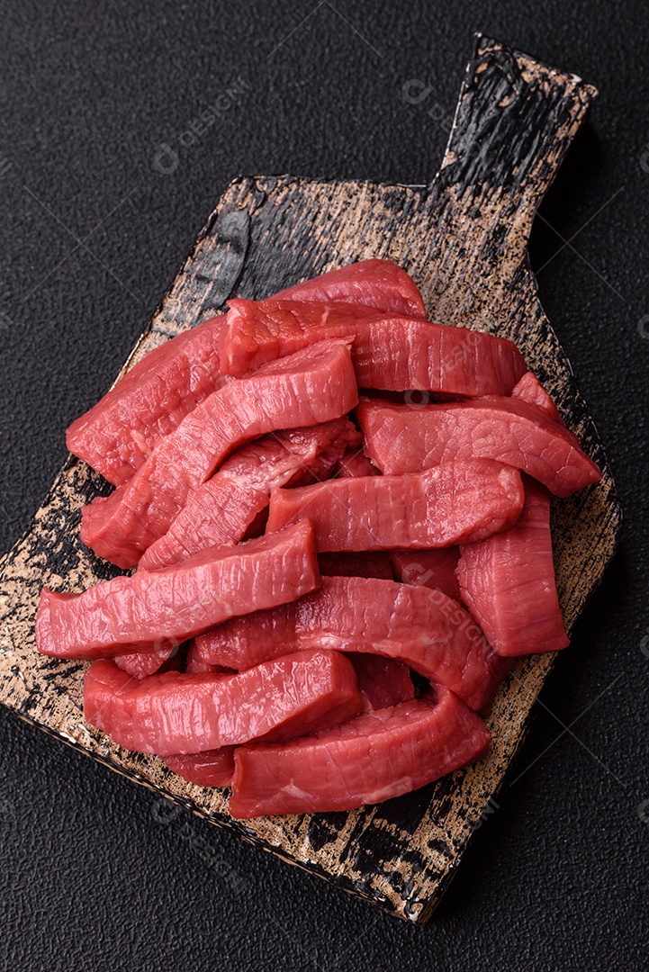 Carne bovina crua cortada em tiras Tomates cereja Sal rosa do Himalaia Pimenta em grãos