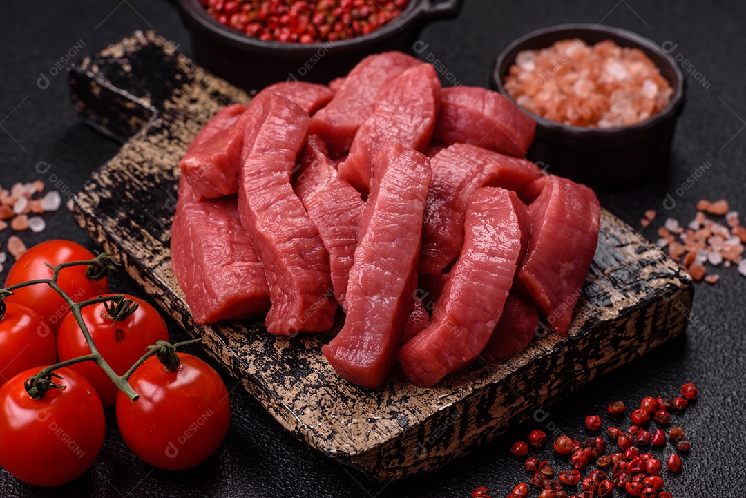 Carne bovina crua cortada em tiras Tomates cereja Sal rosa do Himalaia Pimenta em grãos