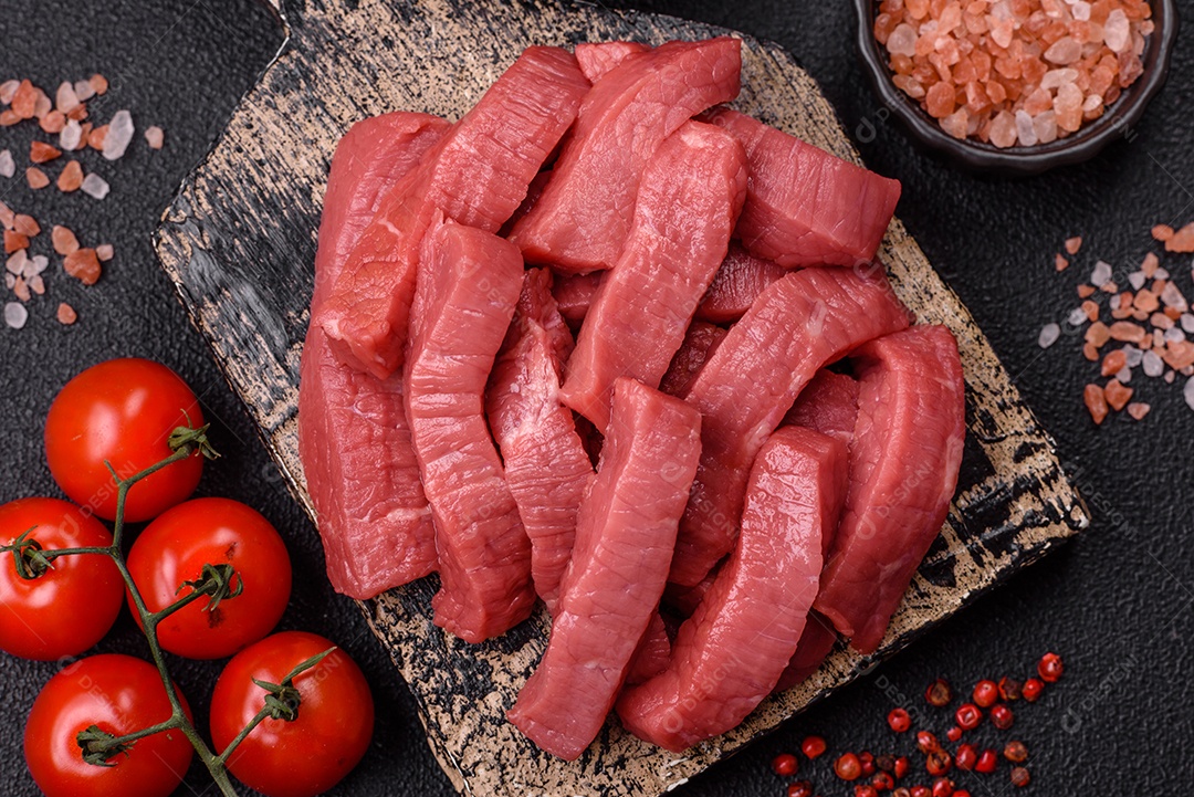 Carne bovina crua cortada em tiras Tomates cereja Sal rosa do Himalaia Pimenta em grãos
