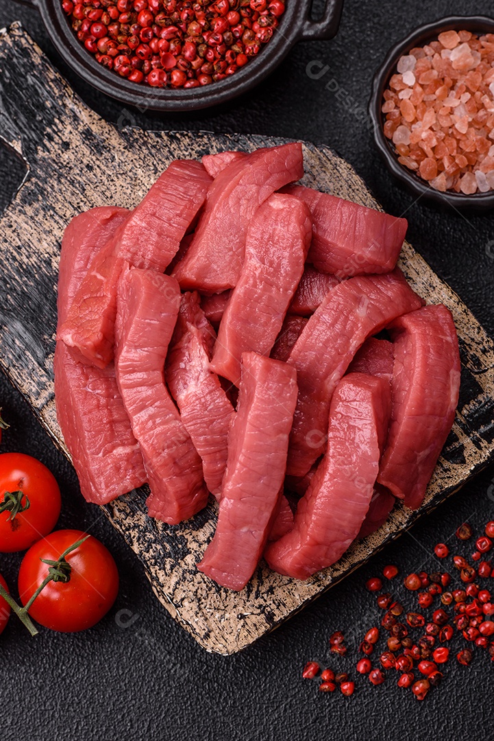 Carne bovina crua cortada em tiras Tomates cereja Sal rosa do Himalaia Pimenta em grãos
