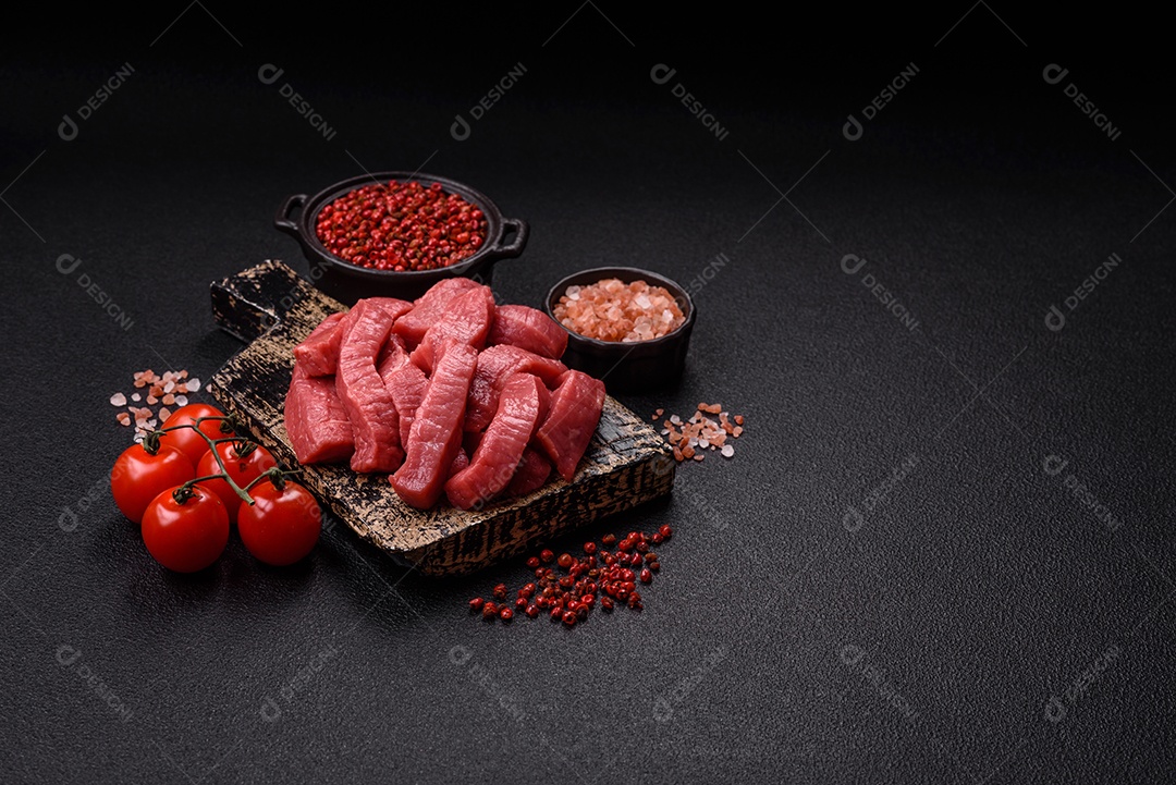Carne bovina crua cortada em tiras Tomates cereja Sal rosa do Himalaia Pimenta em grãos