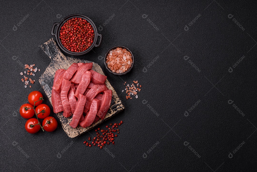 Carne bovina crua cortada em tiras Tomates cereja Sal rosa do Himalaia Pimenta em grãos