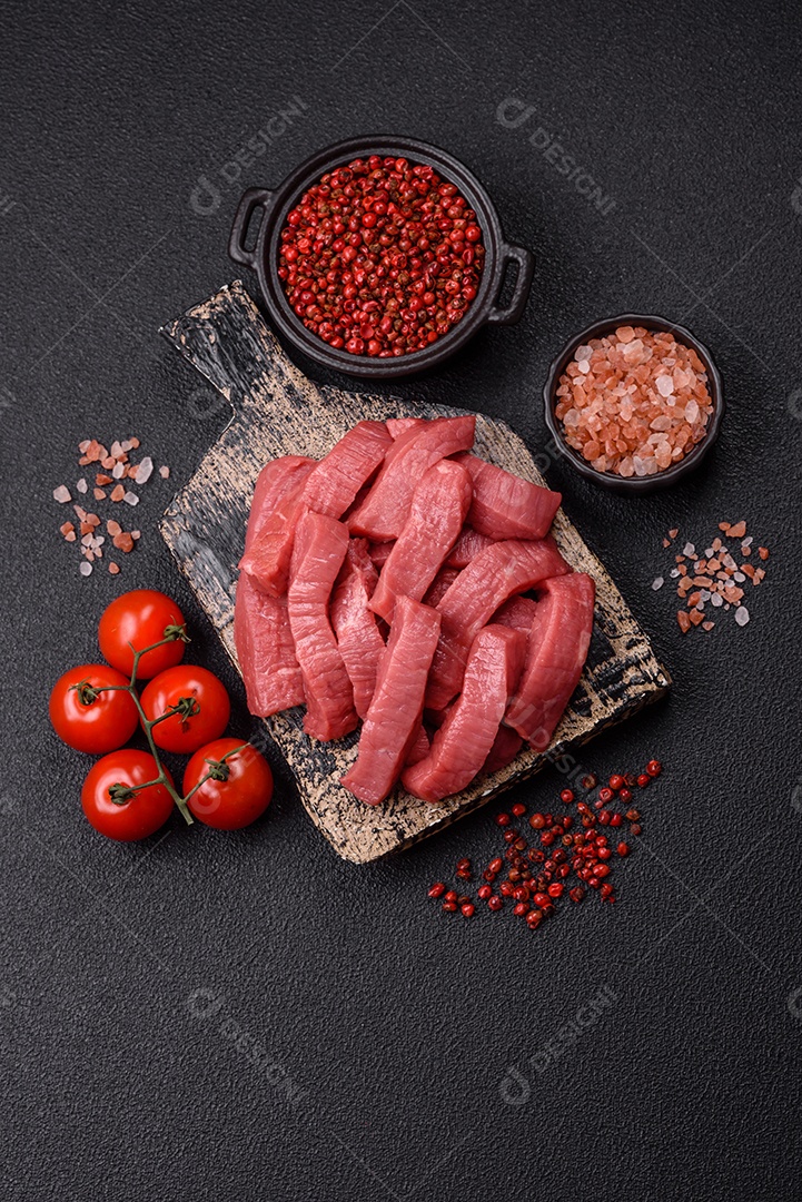 Carne bovina crua cortada em tiras Tomates cereja Sal rosa do Himalaia Pimenta em grãos