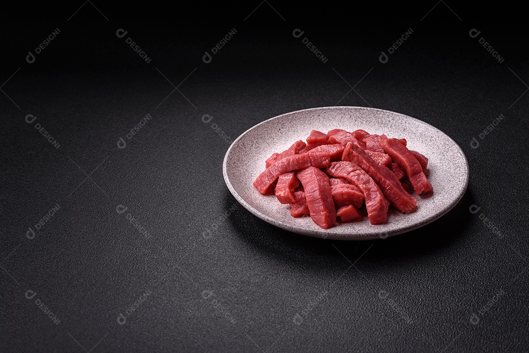 Carne bovina crua cortada em tiras Tomates cereja Sal rosa do Himalaia Pimenta em grãos