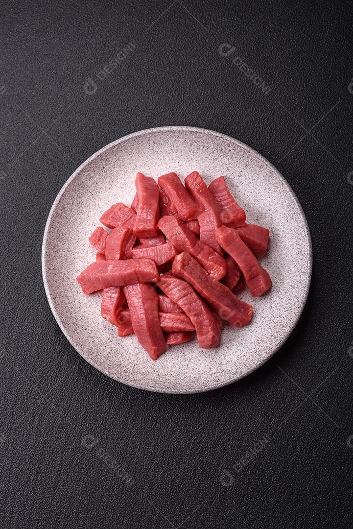 Carne bovina crua cortada em tiras Tomates cereja Sal rosa do Himalaia Pimenta em grãos