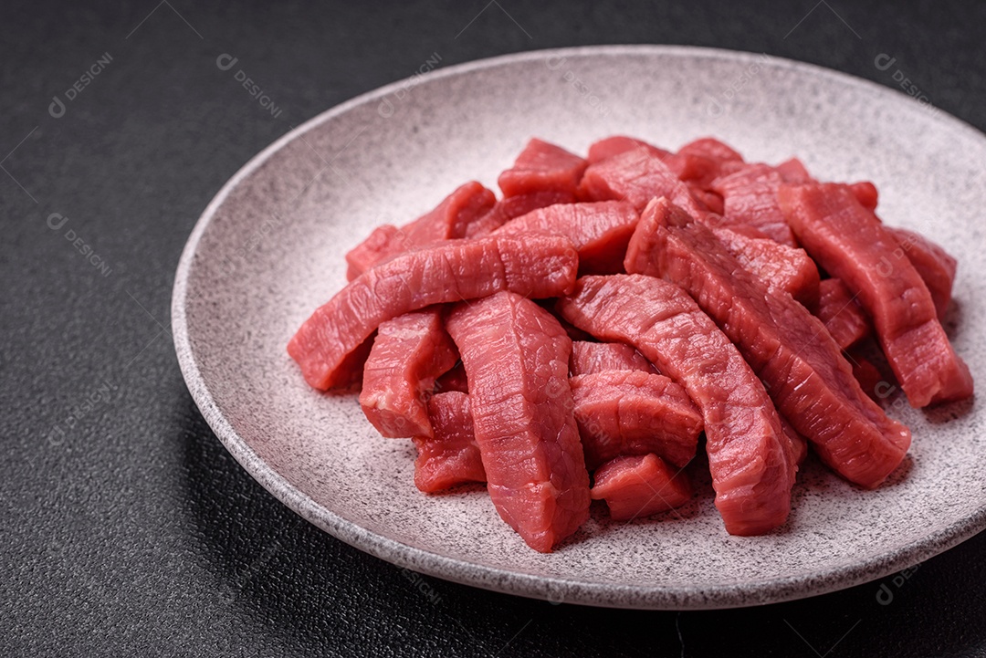 Carne bovina crua cortada em tiras Tomates cereja Sal rosa do Himalaia Pimenta em grãos