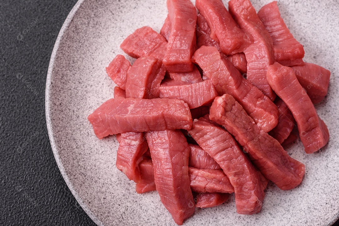 Carne bovina crua cortada em tiras Tomates cereja Sal rosa do Himalaia Pimenta em grãos