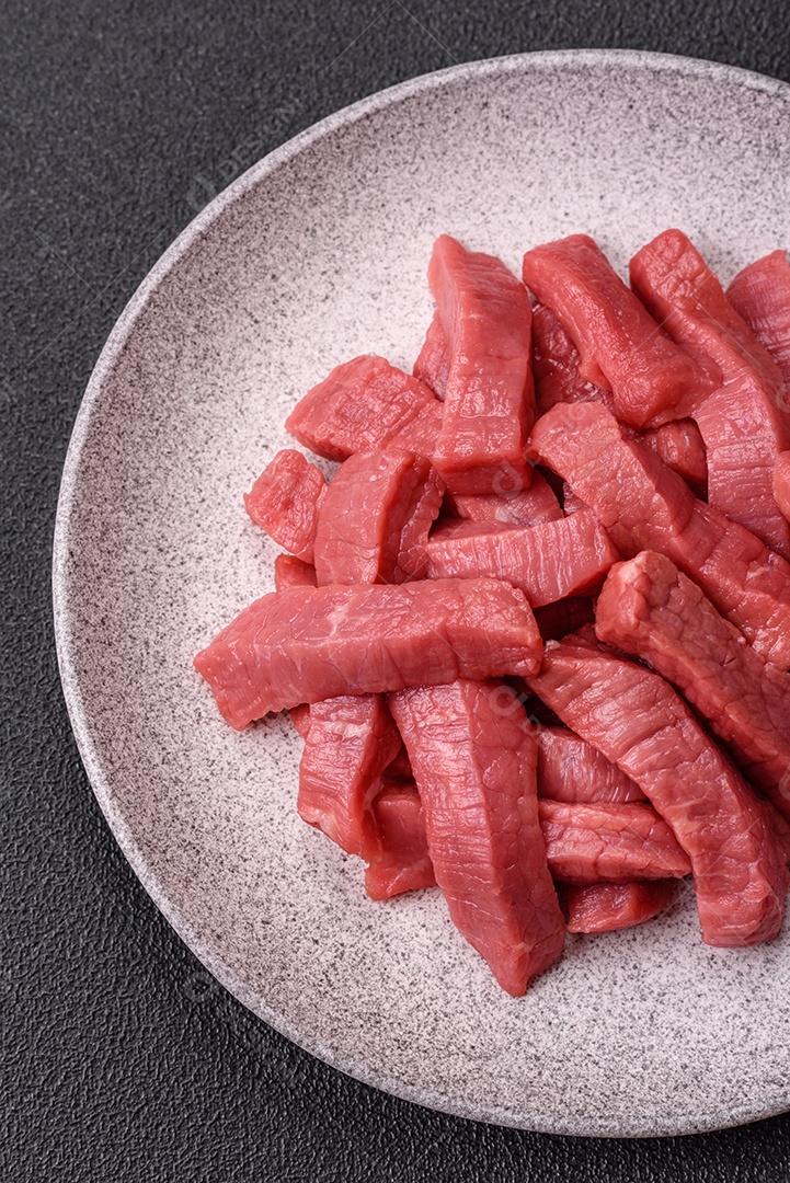 Carne bovina crua cortada em tiras Tomates cereja Sal rosa do Himalaia Pimenta em grãos