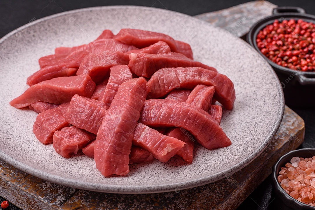 Carne bovina crua cortada em tiras Tomates cereja Sal rosa do Himalaia Pimenta em grãos