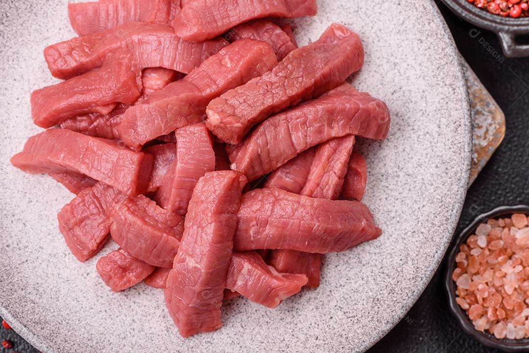 Carne bovina crua cortada em tiras Tomates cereja Sal rosa do Himalaia Pimenta em grãos