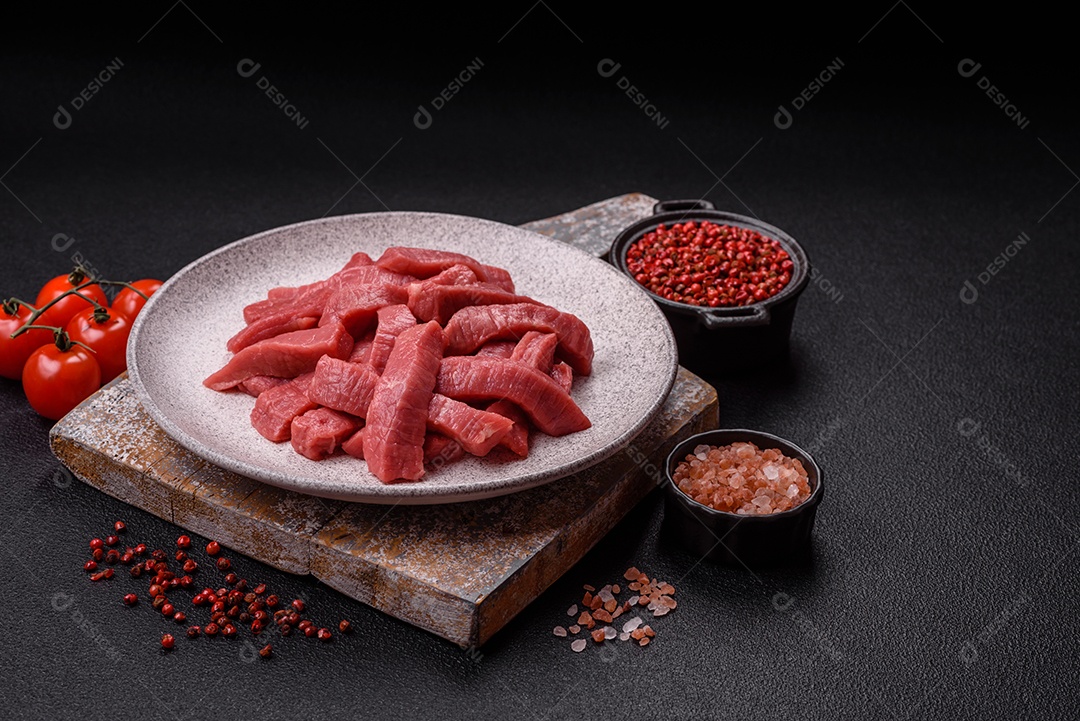 Carne bovina crua cortada em tiras Tomates cereja Sal rosa do Himalaia Pimenta em grãos