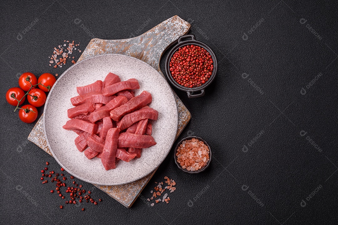 Carne bovina crua cortada em tiras Tomates cereja Sal rosa do Himalaia Pimenta em grãos
