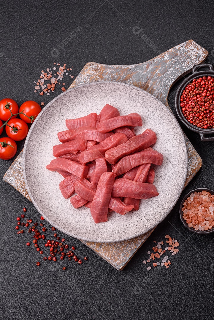 Carne bovina crua cortada em tiras Tomates cereja Sal rosa do Himalaia Pimenta em grãos
