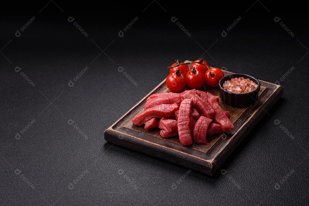 Carne bovina crua cortada em tiras Tomates cereja Sal rosa do Himalaia Pimenta em grãos