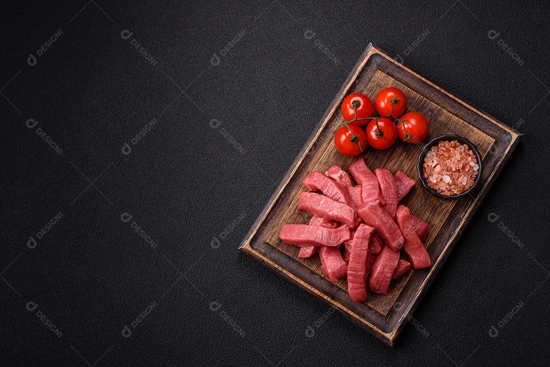 Carne bovina crua cortada em tiras Tomates cereja Sal rosa do Himalaia Pimenta em grãos
