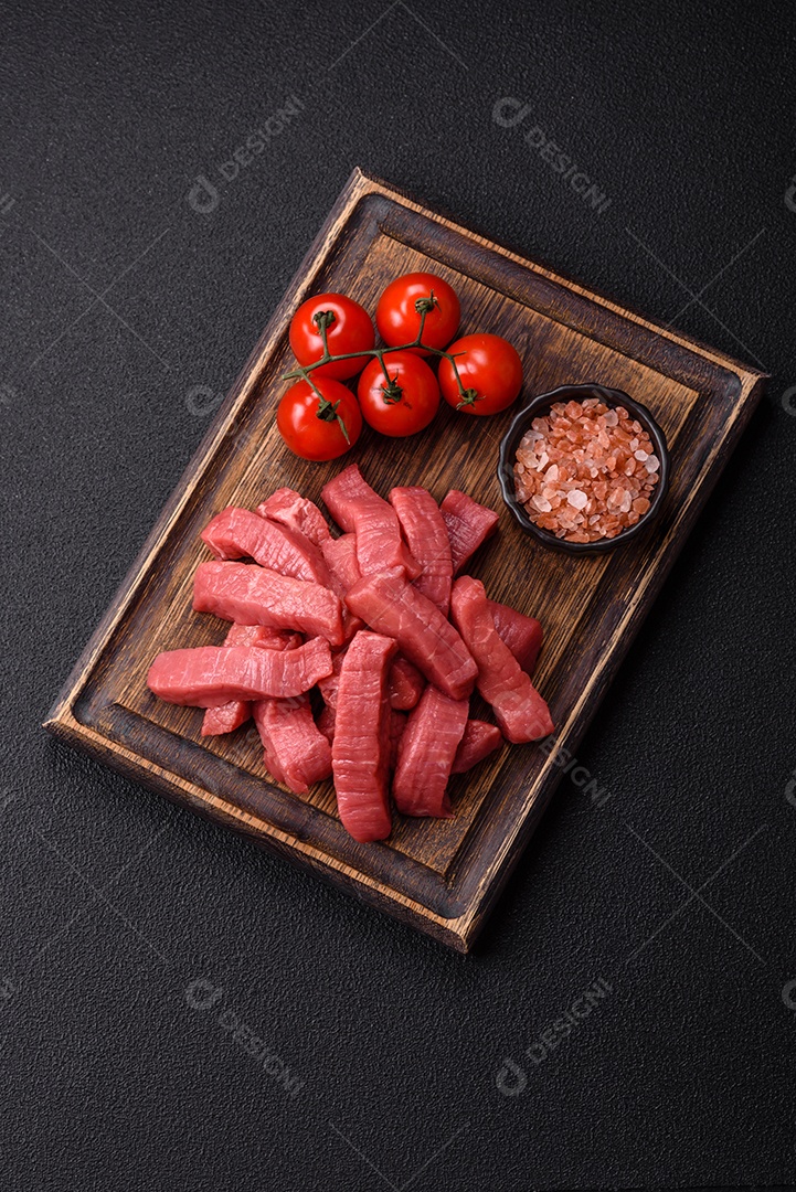 Carne bovina crua cortada em tiras Tomates cereja Sal rosa do Himalaia Pimenta em grãos