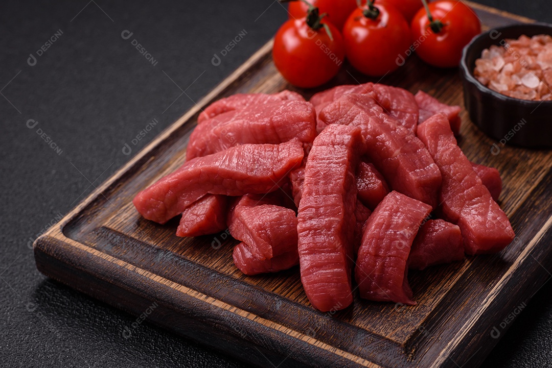 Carne bovina crua cortada em tiras Tomates cereja Sal rosa do Himalaia Pimenta em grãos