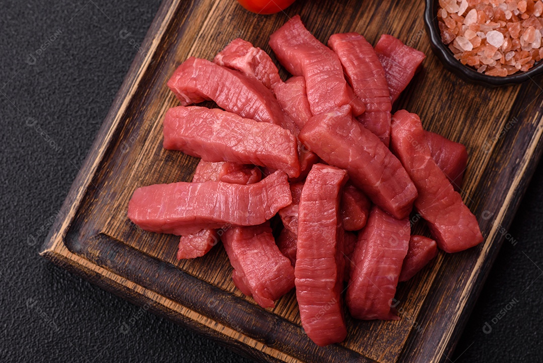Carne bovina crua cortada em tiras Tomates cereja Sal rosa do Himalaia Pimenta em grãos