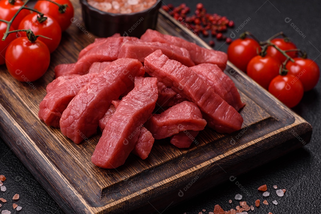 Carne bovina crua cortada em tiras Tomates cereja Sal rosa do Himalaia Pimenta em grãos