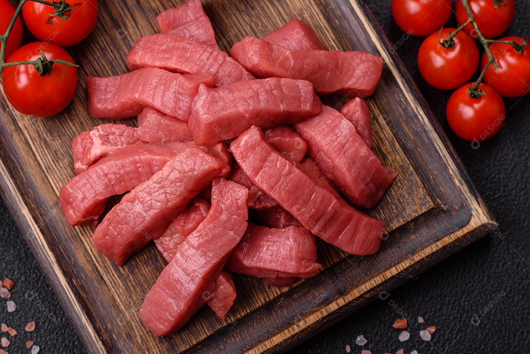 Carne bovina crua cortada em tiras Tomates cereja Sal rosa do Himalaia Pimenta em grãos