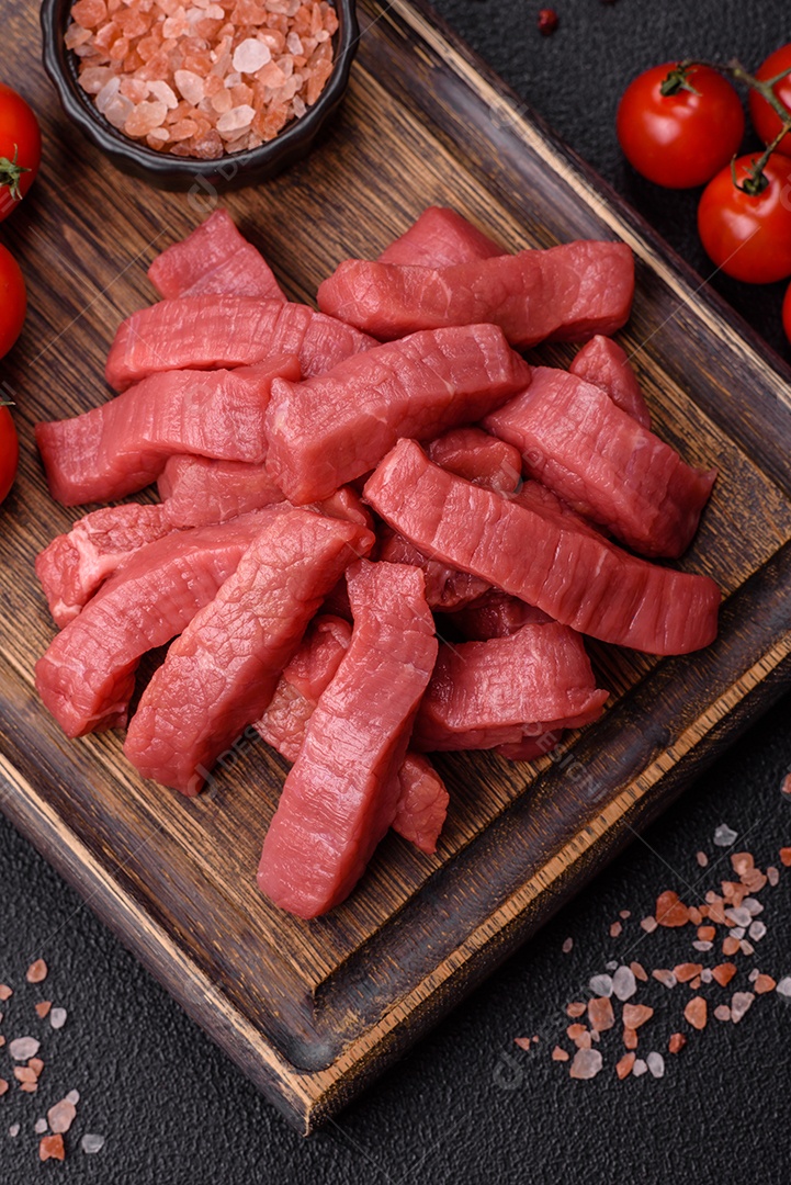 Carne bovina crua cortada em tiras Tomates cereja Sal rosa do Himalaia Pimenta em grãos